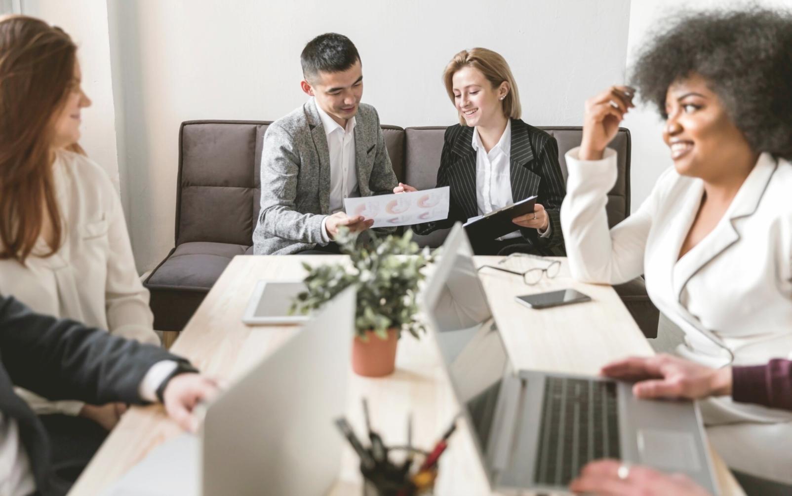 Espace de coworking moderne avec équipes travaillant sur stratégies de croissance