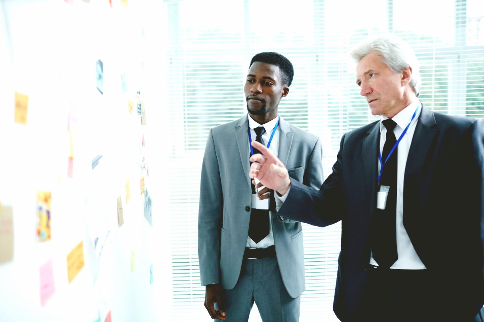 Session de mentorat intensif avec analyse de métriques business sur écran partagé